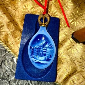 1989 Bing & Grondahl 
Annual Teardrop Christmas Ornament